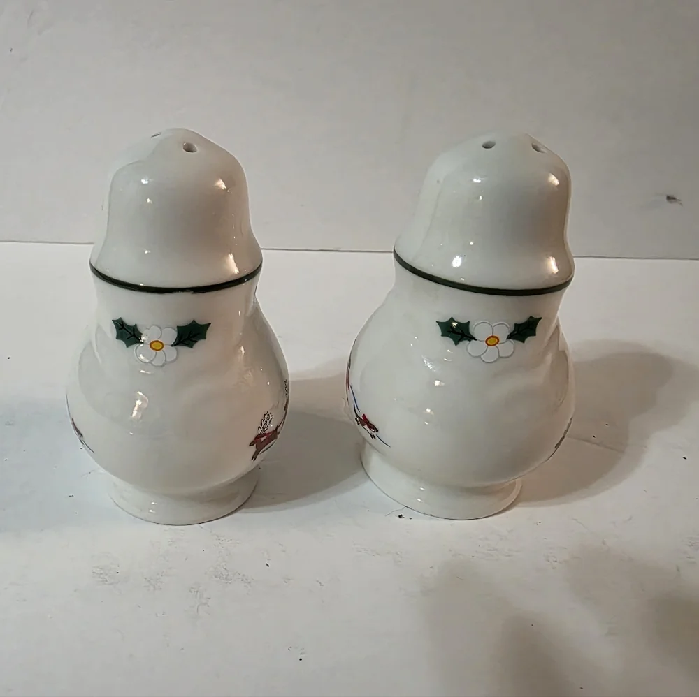 Pfaltzgraff Snow Village Stoneware Salt Pepper Shaker Set